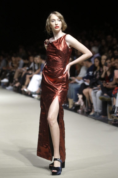 27일(현지시간) 페루 리마에서 열린 패션위크에서 패션브랜드 ‘Ana Maria Guilfo’ 가을/겨울 컬렉션 의상을 입은 모델이 런웨이에서 포즈를 취하고 있다.<br>AP 연합뉴스