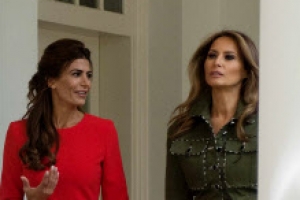 [포토] 멜라니아 뺨치는 아르헨 영부인 자태··· 런웨이가 된 백악관