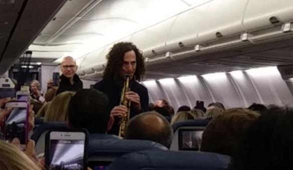 케니 지가 델타항공 여객기 통로에서 즉석 색소폰 연주를 펼치고 있다. 유튜브 캡처