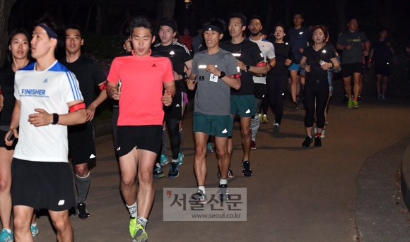 직장인들로 구성된 달리기 동호회 회원들이 지난 27일 오후 8시 서울 용산구 이태원동 남산야외식물원의 남산 산책로를 달리고 있다. 박윤슬 기자 seul@seoul.co.kr