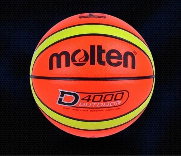 몰텐 형광 농구공. 형광 오렌지 띠가 농구공에 적용돼 밤에도 농구를 즐길 수 있도록 제작됐다. G마켓 제공