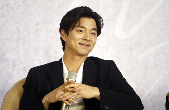 배우 공유가 28일(현지시간) 대만에서 팬미팅에 앞서 열린 기자간담회에 참석해 미소짓고 있다. AP 연합뉴스