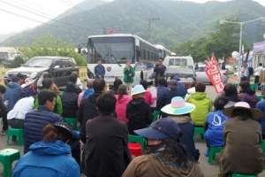 경찰버스 막았던 성주 주민들, 5시간 만에 도로점거 해제