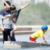 [서울포토] ‘5월의 무더위 물놀이로 견뎌요’