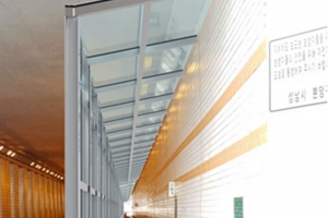 성남시 ,낙생지하차도 안 보행통로 투명 보호벽 설치.