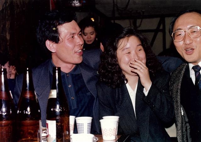 심상정(가운데) 정의당 후보와 남편 이승배(왼쪽)씨가 1992년 11월 29일 서울 종로구 수운회관에서 결혼 피로연을 열고 하객 노회찬 정의당 원내대표와 함께 즐거워하고 있는 모습. 심상정 정의당 대선 후보 캠프 제공