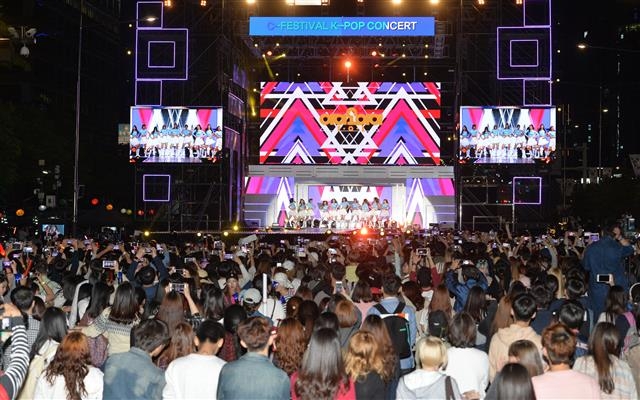 서울 강남구가 지난해 영동대로 특설무대에서 개최한 케이 뮤직 콘서트에서 아이돌 그룹 아이오아이가 공연을 하고 있다. 강남구 제공