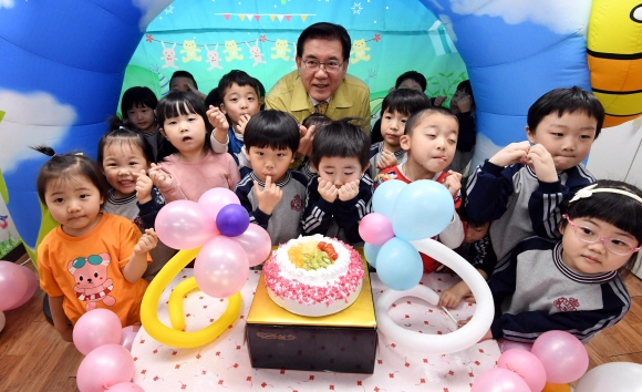 유덕열 서울 동대문구청장이 1일 동대문구 장안동에 있는 푸른하늘 어린이집에서 원아들과 함께 어린이날 행사를 열고 케이크 앞에서 포즈를 취하고 있다. 이언탁 기자 utl@seoul.co.kr