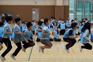 별로 행복하지 않은 한국 초등생…물질 ‘최상위’이지만 가족·학교 만족 ‘최하위’