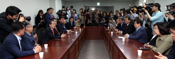 홍준표(왼쪽 세 번째) 자유한국당 대선 후보가 1일 밤 국회 의원회관에서 바른정당 의원들과 회동을 갖고 있다. 연합뉴스