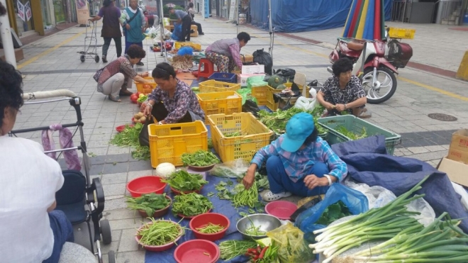 농업인과 소비자를 연결하여 직거래할 수 있는 ‘여주 중앙로 농특산물 토요번개시장’전경 (여주시 제공)