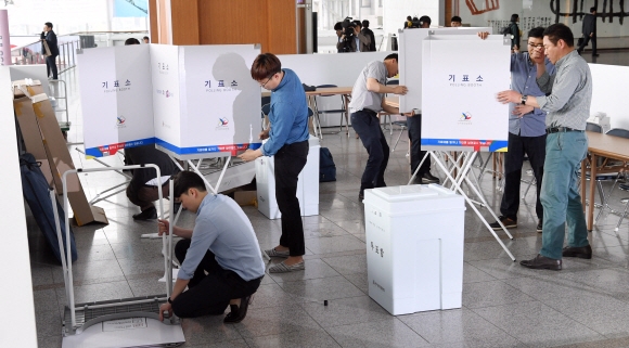 2일 서울역에서 선관위 직원들이 제 19대 대통령선거 사전투표소를 설치하고 있다.  정연호 기자 tpgod@seoul.co.kr