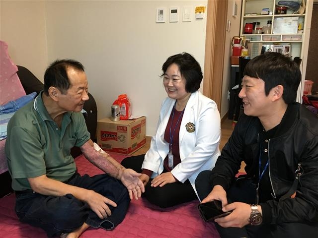 남가좌1동 주민센터 조경훈(오른쪽) 주무관과 백정순(가운데) 방문간호사가 엄영기씨 집을 찾아 건강 상태를 확인하고 있다. 서대문구 제공