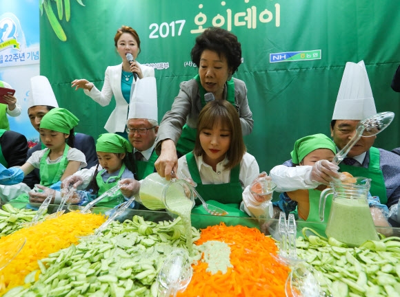 가수 홍진영과 함께 만든 ‘오이데이’ 샐러드  