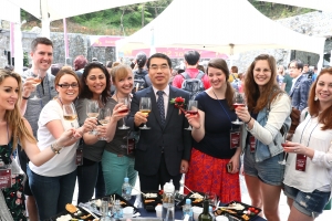 “광명동굴서 마시는 한국와인 너무 맛있어요”