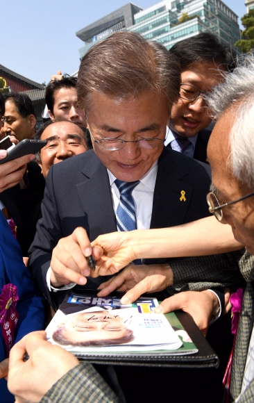 3일 서울 조계사에서 열린 석가탄신일 기념행사에 참석한 민주당 문재인 대선후보가 행사를 마치고 자리를 떠나며 지지자들과 인사를 나누고 있다.   박지환기자 popocar@seoul.co.kr