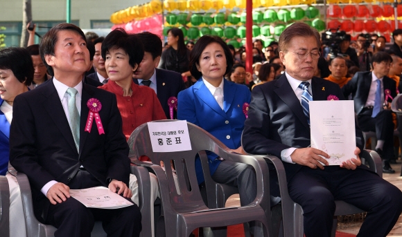 3일 서울 조계사에서 열린 석가탄신일 기념행사에 참석한 문재인 민주당 대선후보와 안철수 국민의당 대선후보가 앉아 있다.   박지환기자 popocar@seoul.co.kr