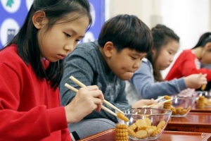 “서툴지만 해볼래요” 아이도 외국인도 젓가락질 삼매경