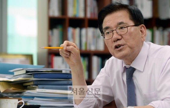 유덕열 동대문구청장이 2일 집무실에서 서울신문과 인터뷰를 갖고 올해 10월 착공하는 청량리4구역 재개발 등 지역 현대화 사업에 대해 설명하고 있다.  강성남 선임기자 snk@seoul.co.kr