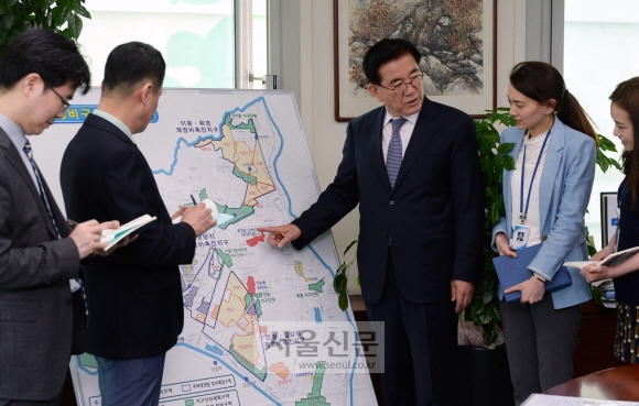 유덕열 동대문구청장이 지난달 구 직원들에게 동대문구의 지역 현대화 사업에 대해 설명하고 있다. 강성남 선임기자 snk@seoul.co.kr