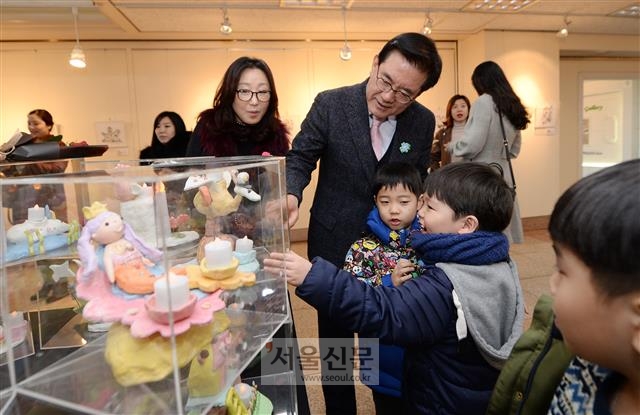유 구청장이 유치원 미술작품 발표회에 참석해 아이들과 함께 작품을 보고 있다. 강성남 선임기자 snk@seoul.co.kr