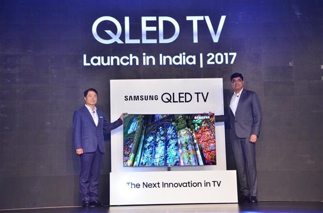 홍현칠(왼쪽) 삼성전자 서남아총괄장이 2일(현지시간) 인도 델리의 메리어트호텔에서 열린 ‘QLED TV 출시 행사’에서 QLED TV의 특징을 소개하고 있다.  삼성전자 제공