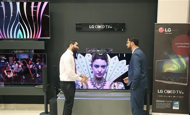 지난달 27일 이집트 카이로의 최대 쇼핑센터 ‘몰 오브 이집트’에 새로 입점한 LG 프리미엄 브랜드숍을 방문한 남성 고객(오른쪽)이 직원으로부터 올레드TV에 대해 설명을 듣고 있다. LG전자 제공