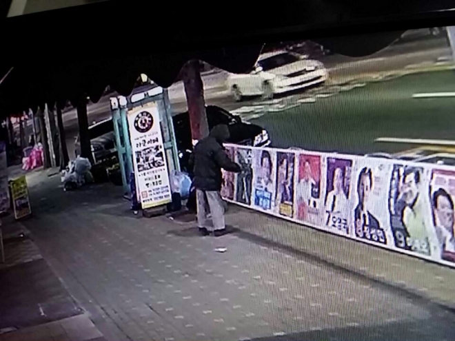 CCTV에 잡힌 피의자 A씨의 선거벽보 후보자 얼굴 훼손하는 장면 (성남 수정경찰서 제공)