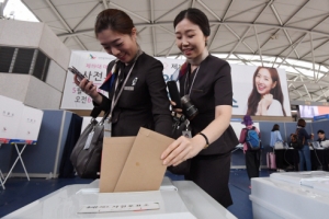 [서울포토] ‘바빠도 투표는 해야죠’ 사전투표소의 여승무원들