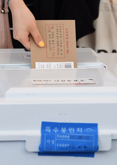 제19대 대통령선거 사전투표가 시작된 4일 인천국제공항 사전투표소에서 여행객들이 투표하고 있다. 박윤슬 기자 seul@seoul.co.kr