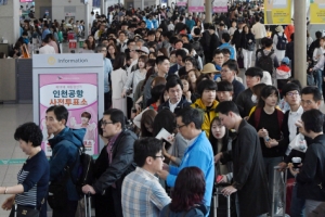 [서울포토] 끝없이 길게 늘어선 인천공항 사전투표소 인파