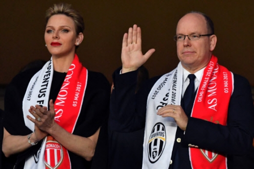 [서울포토] 축구경기 관람하는 알베르 2세와 샤를렌 왕비