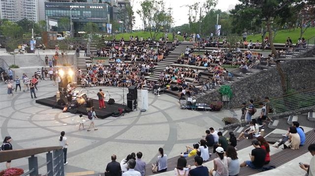 서울 구로구 현대백화점 디큐브시티 광장에서 열린 공연을 많은 사람들이 함께 즐기고 있다. 구로구 제공