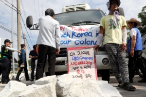 유류수송차량 막아선 성주 주민