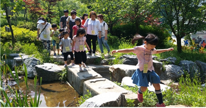 작년 5월 금토산에서 열린 돌다리 건너기‘아토피 가족 숲 치유 프로그램’(성남시 제공)