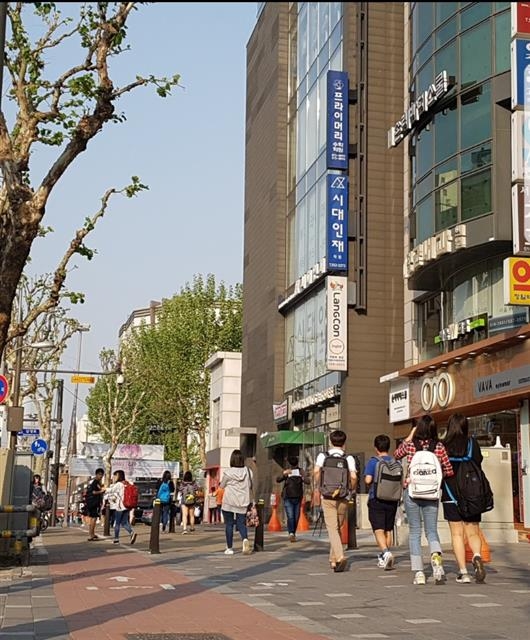 부처님오신날이자 어린이날을 이틀 앞둔 지난 3일 서울 강남구 대치동 학원가에서 초등학생들이 책가방을 메고 학원에 가고 있다.