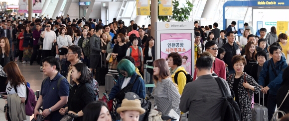 인천공항 수백 미터 줄 선 유권자들