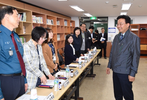 김우영 은평구청장이 4일 응암3동 주민센터에서 열린 통합 사례관리 회의에 참석해 관계자들과 밝게 웃으며 대화를 나누고 있다. 최해국 선임기자 seaworld@seoul.co.kr