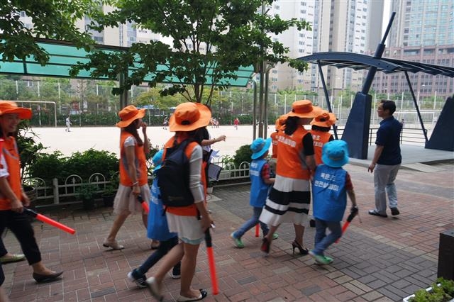 서울 양천구 목운초등학교 학부모·학생들로 구성된 ‘우리학교 안전살피미’가 학교 주변을 돌며 안전 점검을 하고 있다. 양천구 제공