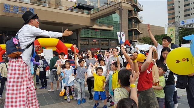 지난해 열린 ‘온마을대축제 와글와글’에서 피에로 분장을 한 청년이 아이들에게 풍선으로 재미난 모형을 만들어 주고 있다. 성동구 제공
