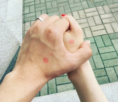 제19대 대통령선거 사전투표가 시작된 4일 소셜네트워크서비스(SNS)인 인스타그램에는 투표를 마친 시민들이 투표도장을 손등에 찍어 손을 맞잡은 인증사진이 올라왔다. 인스타그램 캡처