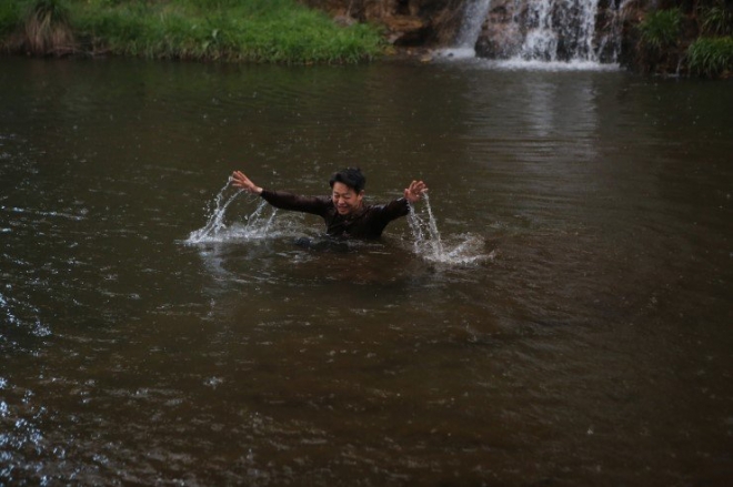 지난해 총선에서 ‘입수 퍼포먼스’를 선보인 김영호 의원