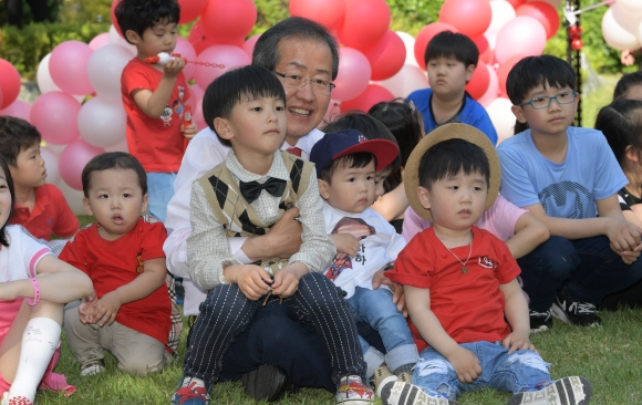 홍준표 자유한국당 대선 후보가 5일 국회 앞마당에서 열린 어린이날 행사에 참석해 어린이들을 껴안고 미소 짓고 있다. 이종원 선임기자 jongwon@seoul.co.kr