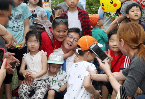 유승민 바른정당 대선 후보가 5일 경기 과천 서울대공원을 찾은 어린이들과 기념 사진을 찍고 있다. 연합뉴스