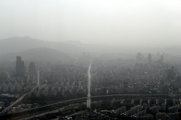 미세먼지 농도 최악…회색도시 서울