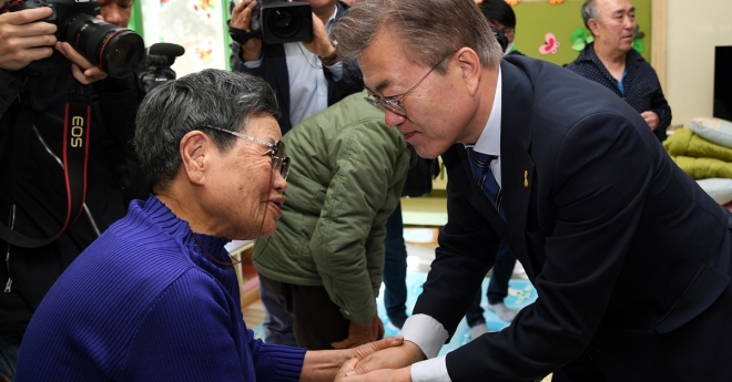 더불어민주당 문재인 대선후보가 7일 오전 강원 강릉시 성산초등학교에 긴급 대피해 있는 강릉 산불 이재민들을 만나 위로하고 있다. 2017.5.7  연합뉴스