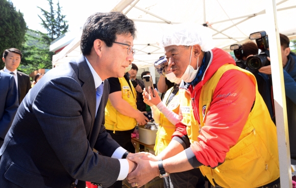 바른정당 유승민 대선후보가 7일 강원도 강릉시 성산초등학교에 마련된 성산 산불 주민대피소를 방문해 자원봉사자들을 격려하고 있다.  강릉 이종원 선임기자 jongwon@seoul.co.kr