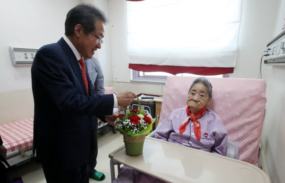 위안부 피해 할머니 찾은 홍준표