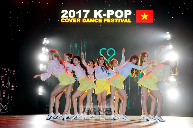 걸그룹 구구단이 6일(현지시간) 베트남 호찌민시 벤탄극장에서 열린 ‘K팝 커버댄스 페스티벌’ 행사에서 축하 무대를 갖고 있다. 김형우 기자 hwkim@seoul.co.kr