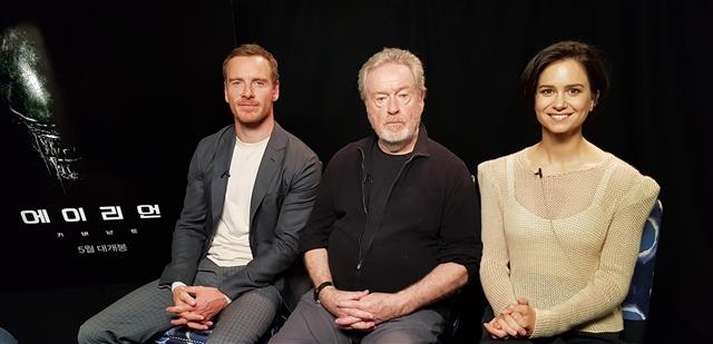 ‘에이리언: 커버넌트’의 주역들. 왼쪽부터 마이클 패스벤더, 리들리 스콧 감독, 캐서린 워터스턴. 지난 4일 국내 언론과의 화상 대담에서 패스벤더가 “한국 영화 팬이다. ‘부산행’과 ‘마더’ 등이 너무 좋았다”며 애정을 드러내자 스콧 감독도 “한국에는 훌륭한 감독과 배우가 많다. 언젠가 기회가 되면 한국을 방문하고 싶다”고 말했다. 이십세기폭스코리아 제공